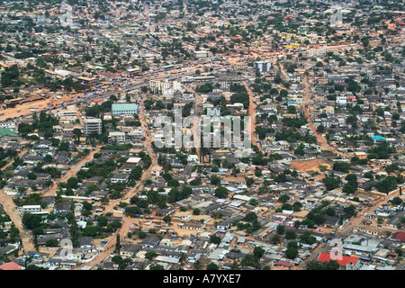 Vue aérienne d'hélicoptère au-dessus de banlieue d'Accra capitale du Ghana, en Afrique de l'Ouest montrant des maisons, des magasins, des bureaux, des routes et de la végétation Banque D'Images