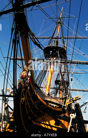 HMS Victory, navire de guerre la plus ancienne du monde et le célèbre navire de guerre des armes à feu historiques en104 Portsmouth Dockyard. Guindeau montrant de proue et d'armoiries. England UK Banque D'Images