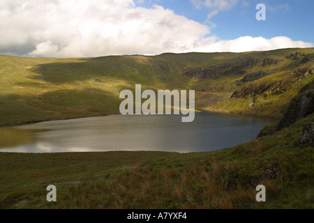 Welsh Mountain Lake Llyn dans Lygad vallée glaciaire qui est la source de la rivière Wye, Pumlumon, Elenydd, Cambrian Mountains, Mid Wales Banque D'Images