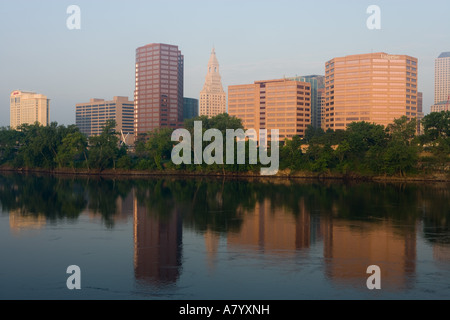 L'horizon de Hartford, Connecticut reflète dans la rivière Connecticut. Banque D'Images