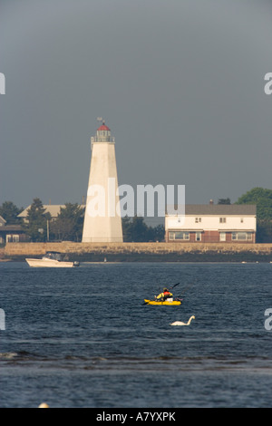 Kayak de mer avec les engins de pêche dans l'embouchure de la rivière Connecticut USA Banque D'Images