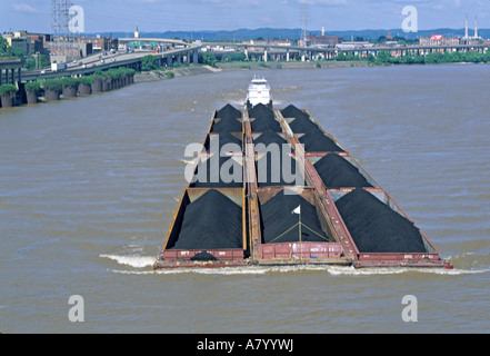 Tugboat pushing barges de charbon jusqu'Ohio, Louisville, Kentucky. Banque D'Images