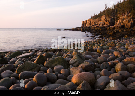 Tôt le matin sur la plage de galets en Momument Cove dans la Maine Acadia National Park. Otter falaises sont au loin. Banque D'Images