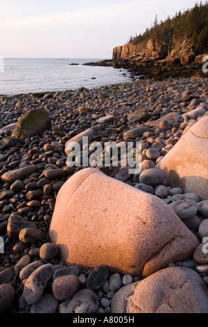 Tôt le matin sur la plage de galets en Momument Cove dans la Maine Acadia National Park. Otter falaises sont au loin. Banque D'Images