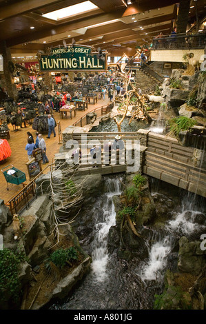 USA, Ohio, Springfield, Bass Pro Shops Outdoor World, magasin de loisirs de plein air, chasse Hall & Cascades Banque D'Images