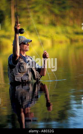 La liberté, NH. La voler-pêche en étang à truites dans la région des lacs du New Hampshire. Les bottes cuissardes. Une partie de l'avenir des forêts de la ville. (MR) Banque D'Images