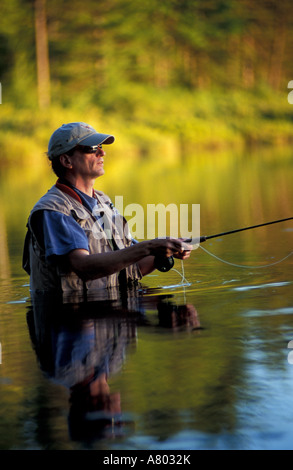 La liberté, NH. La voler-pêche en étang à truites dans la région des lacs du New Hampshire. Les bottes cuissardes. Une partie de l'avenir des forêts de la ville. (MR) Banque D'Images