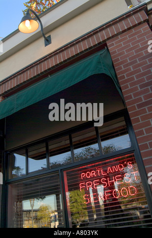 Une devanture d'un restaurant de fruits de mer les plus frais du Portland proclamant, à proximité de la front de Portland, en Oregon Banque D'Images