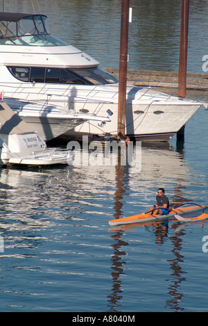 Un rameur avec un outrigger voile faisant son chemin à travers le Portland marina, sur la rivière Willamette, à Portland, Oregon. Banque D'Images