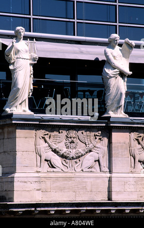 France, Rhône, Lyon, Opéra, reconstruit par Jean Nouvel, détail des statues sur la terrasse Banque D'Images