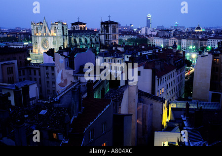 France, Rhône, les toits du vieux quartier de la ville de Lyon et la cathédrale Saint-Jean Banque D'Images