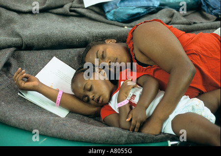 Houston, Texas - victimes de l'ouragan Katrina de personnes déplacées vivant dans l'Astrodome après la tempête. Banque D'Images