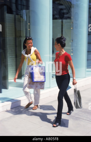 Deux femmes asiatiques shopping sur Rodeo Drive à Beverly Hills Banque D'Images