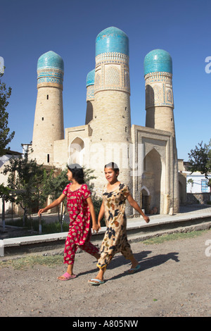 Filles passé Char Minar Banque D'Images