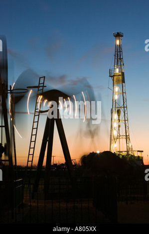 USA, TEXAS, Midland : bassin permien Musée du Pétrole Oil Derrick / Crépuscule Banque D'Images