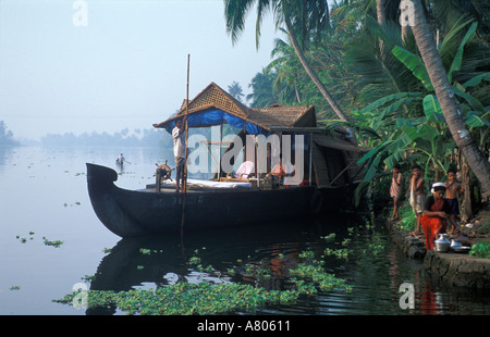 Péniche sur les Backwaters du Kerala Inde Banque D'Images