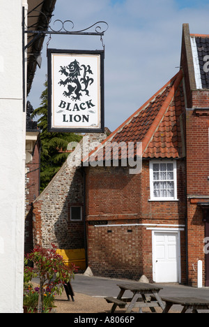 Lion Noir enseigne de pub et scène de rue à peu de Walsingham, Norfolk, Angleterre Banque D'Images