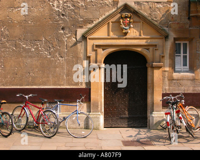 Bicyclettes garées en face de St Edmund Hall de l'Université d'Oxford d'entrée Banque D'Images