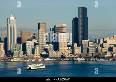 WA, Seattle, Seattle skyline & Elliott Bay avec ferry boats, vue de Hamilton Park Banque D'Images