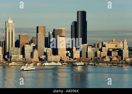 WA, Seattle, Seattle skyline & Elliott Bay avec ferry boats, vue de Hamilton Park Banque D'Images