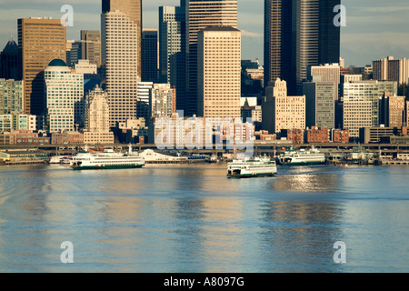 WA, Seattle, Seattle skyline & Elliott Bay avec ferry boats, vue de Hamilton Park Banque D'Images