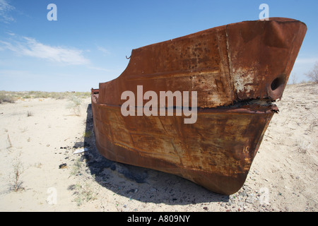 Bateau de pêche échoués sur l'ancienne mer d'Aral Banque D'Images