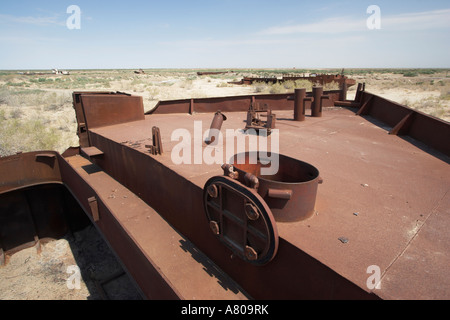 Vue sur la mer d'Aral à partir de l'ancien bateau de pêche échoués Banque D'Images