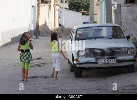 Girls Walking Down Street dans la Vieille Ville Banque D'Images