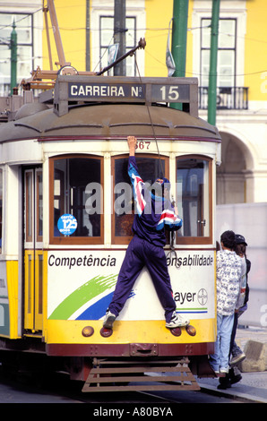 Portugal, Lisbonne, Province Estramadura, quartier de Baixa, tramway sur la Praça do Comercio (place du commerce) Banque D'Images