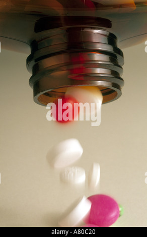 Verser la bouteille de médicaments Banque D'Images