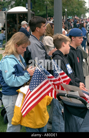 Drapeaux de portefeuille de la famille se souvient du Minnesota au Service commémoratif du 11 septembre au capitole de l'état pour les victimes. St Paul Minnesota MN USA Banque D'Images