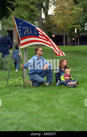 Famille avec 76 Union flag à Minnesota se souvient Service commémoratif pour les victimes du 11 au State Capitol. St Paul Minnesota MN USA Banque D'Images