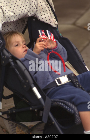 Enfant jouant avec des drapeaux au service commémoratif se souvient du Minnesota au capitol pour les victimes. St Paul Minnesota MN USA Banque D'Images