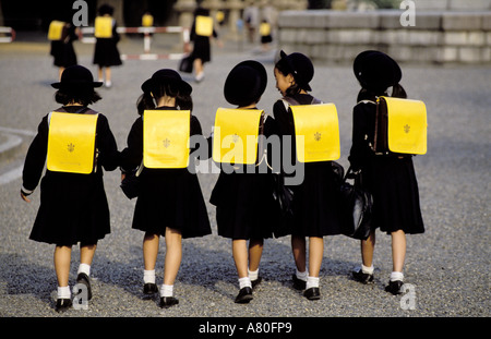 Le Japon, l'île de Honshu, région du Kanto, la ville de Tokyo, les écolières Banque D'Images