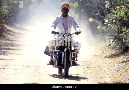 L'Inde, Rajasthan, rouler à moto Royal Enfield Banque D'Images