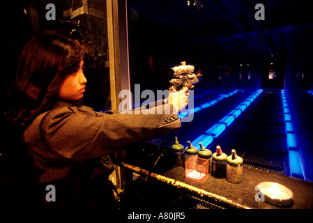 Le Japon, l'île de Honshu, région du Kanto, la ville de Tokyo, Shibuya District, bar de tournage du laser Banque D'Images