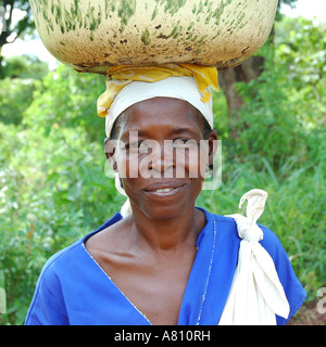 Femme portant sur la tête de bassin Banque D'Images