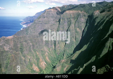 Hawaii Kauai côte de Na Pali vue sur la côte avec Nualolo NP dans la vallée à droite fg Banque D'Images