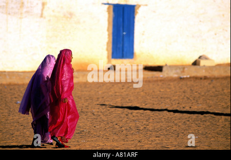 La Mauritanie, région de l'Adrar, Chinguetti, la septième ville sainte de l'Islam, femmes voilées Banque D'Images