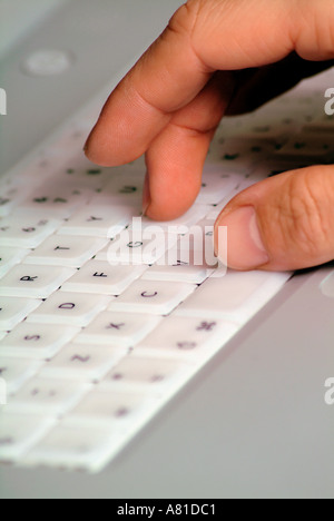 La main et doigts sur un clavier d'ordinateur portable Banque D'Images