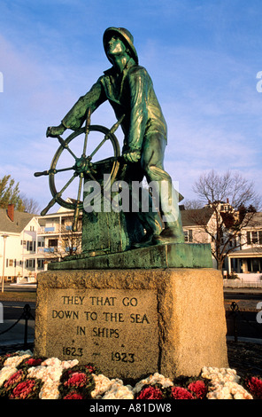 United States, Massachusetts, Gloucester, monument aux pêcheurs statue aussi connu comme l'homme au volant Banque D'Images