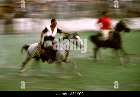 L'Azad Cachemire Pakistan Gilgit polo sport joueurs pendant la partie floue Banque D'Images