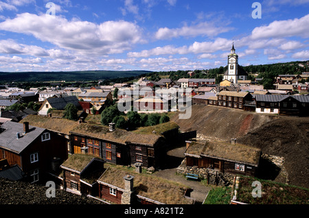 La Norvège, Røros ville, une ancienne ville minière (cuivre), classé Patrimoine Mondial par l'UNESCO, les toits en tourbe couvertes de graminées Banque D'Images