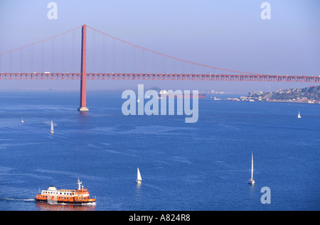 Portugal, Lisbonne, 25 avril Pont sur le Tage Banque D'Images