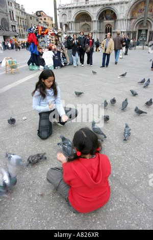 Deux jeunes filles, la cour de la Place Saint Marc, Venise, Italie Banque D'Images