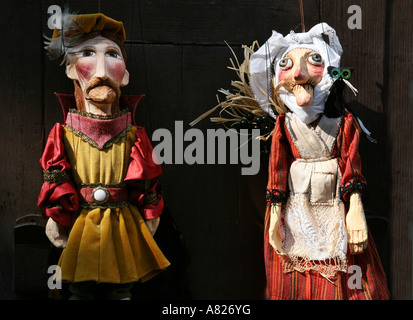 Punch and Judy jouet en bois puppets accroché dans une porte, Prague, République Tchèque, Europe Banque D'Images