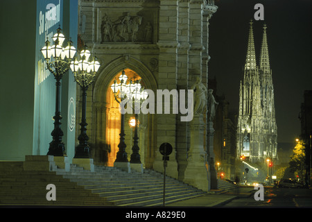 À l'Hôtel de Ville Rathus Lamplights avec Cahtedral votive à Vienne Autriche Banque D'Images