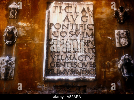 Des fragments de lettrage sculpté roman affiché dans le Palazzo dei Conservatori Rome Italie Banque D'Images