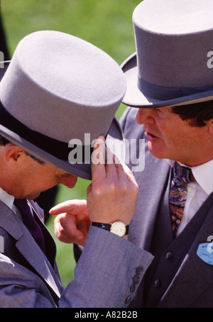 Deux hommes en costumes matin de profondeur en conversation au Royal Ascot Berkshire Ascot réunion course de chevaux en Angleterre Banque D'Images