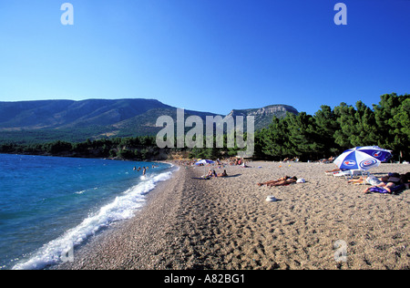 La Croatie, Dalmatie du Nord, île de Brac, à proximité de plage de Supetar Banque D'Images